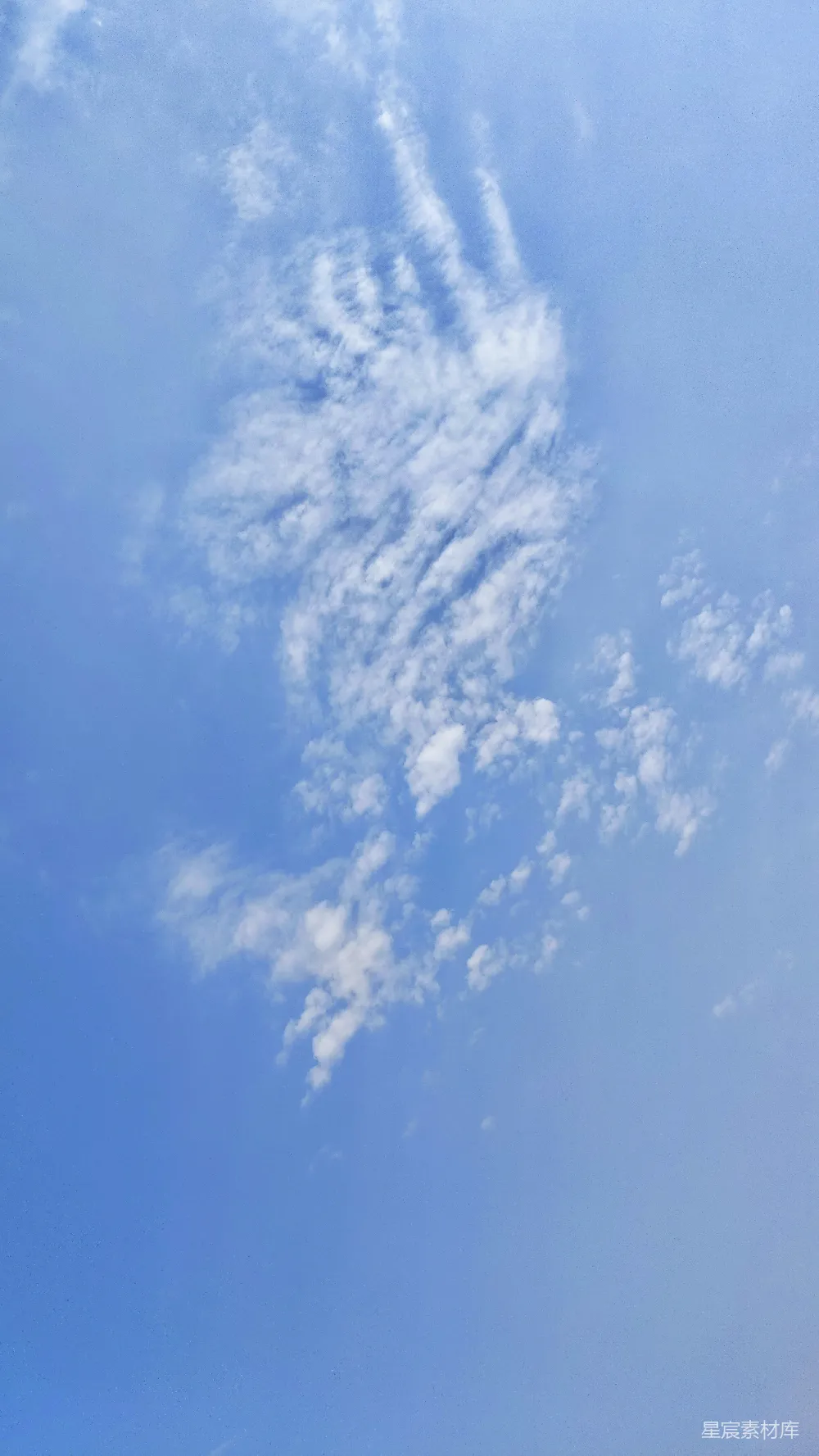高清摄影 蔚蓝的天空中飘着缕缕白云。