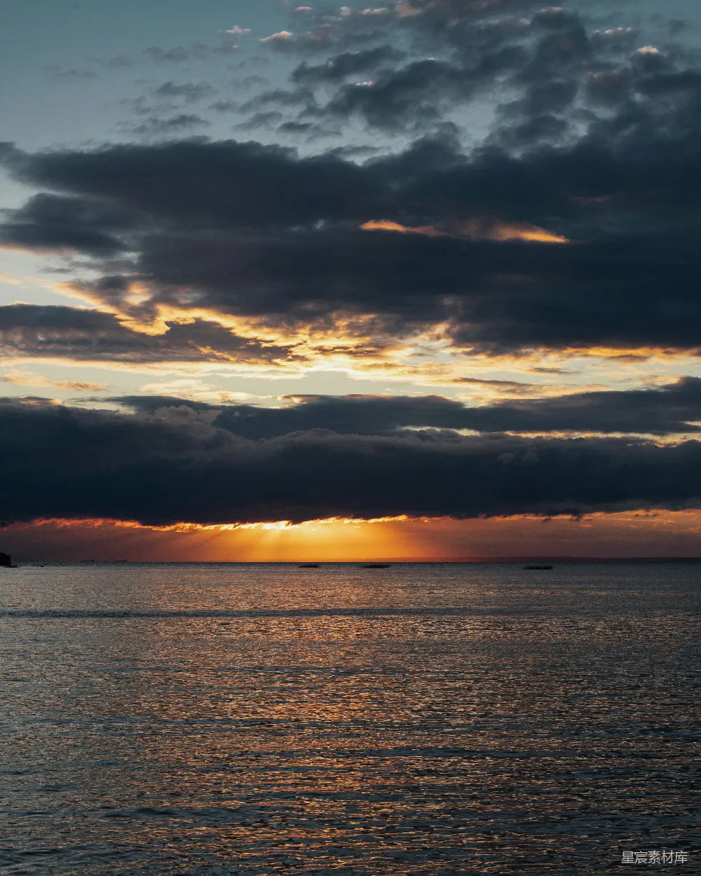 高清摄影 夕阳西下，海面上有一艘船。