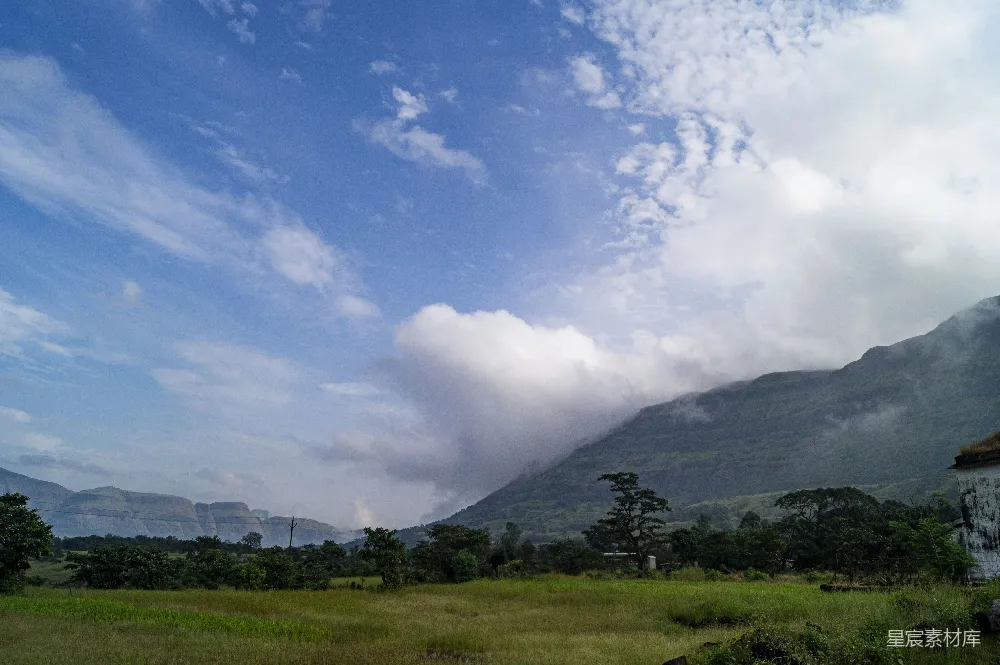高清摄影 云天间草甸与远处山峦