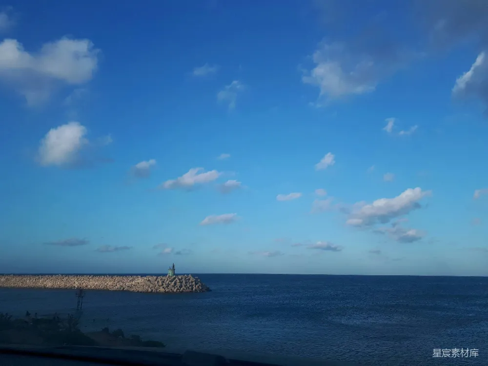 高清摄影 人们站在海滩岸边，在蓝天下白天站立。