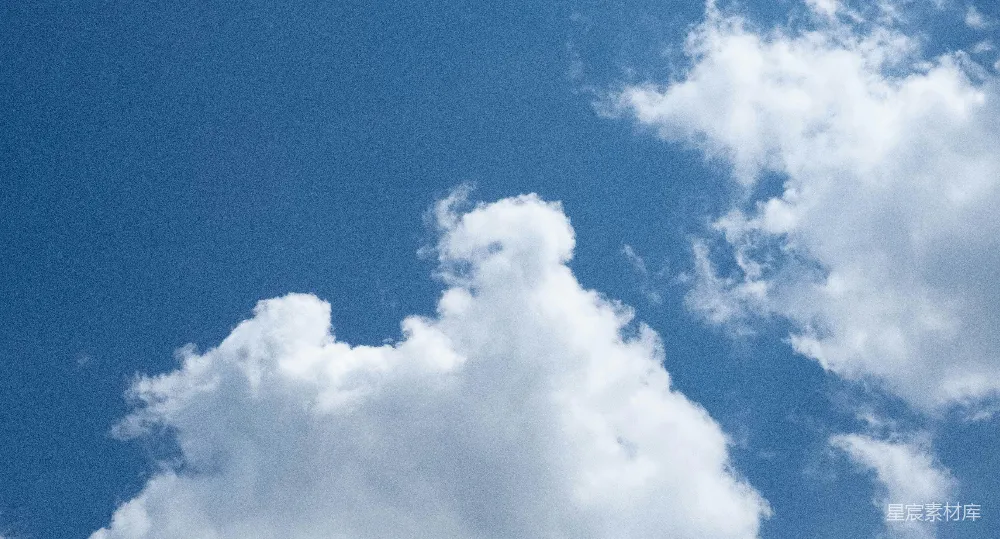 高清摄影 一架飞机在蓝云的天空中飞行
