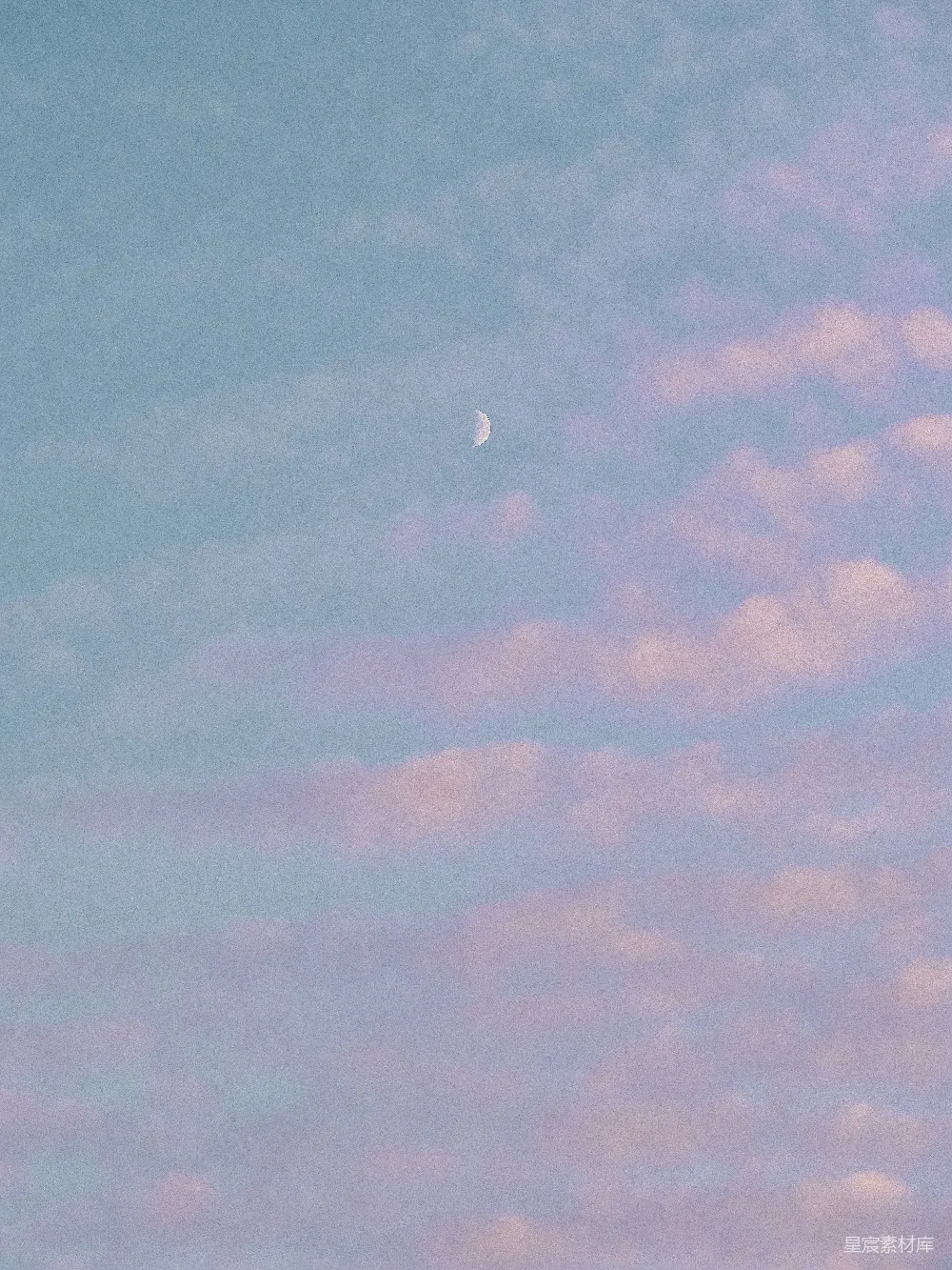 高清摄影 空中飞行的飞机，远处有一半月亮。