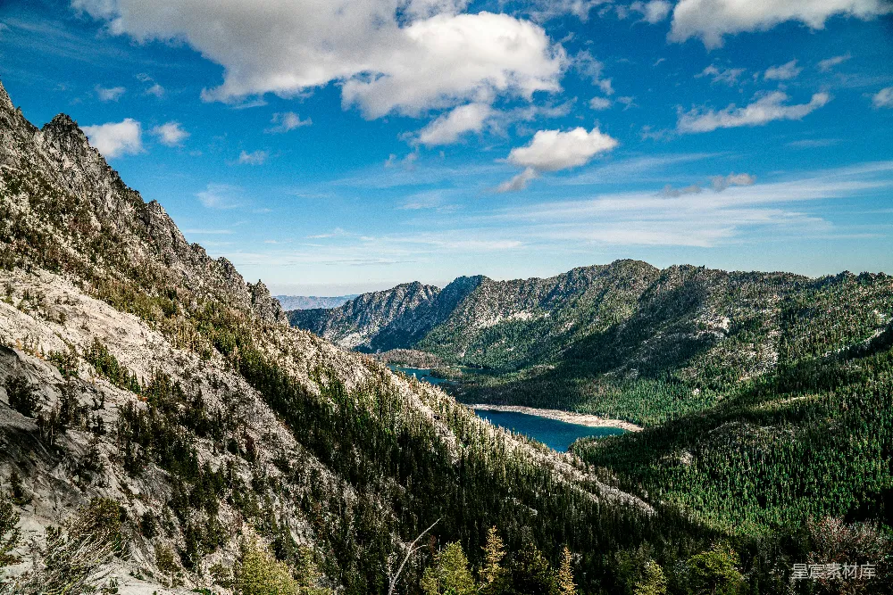 高清摄影 一幅山湖周围被树木环绕的美景
