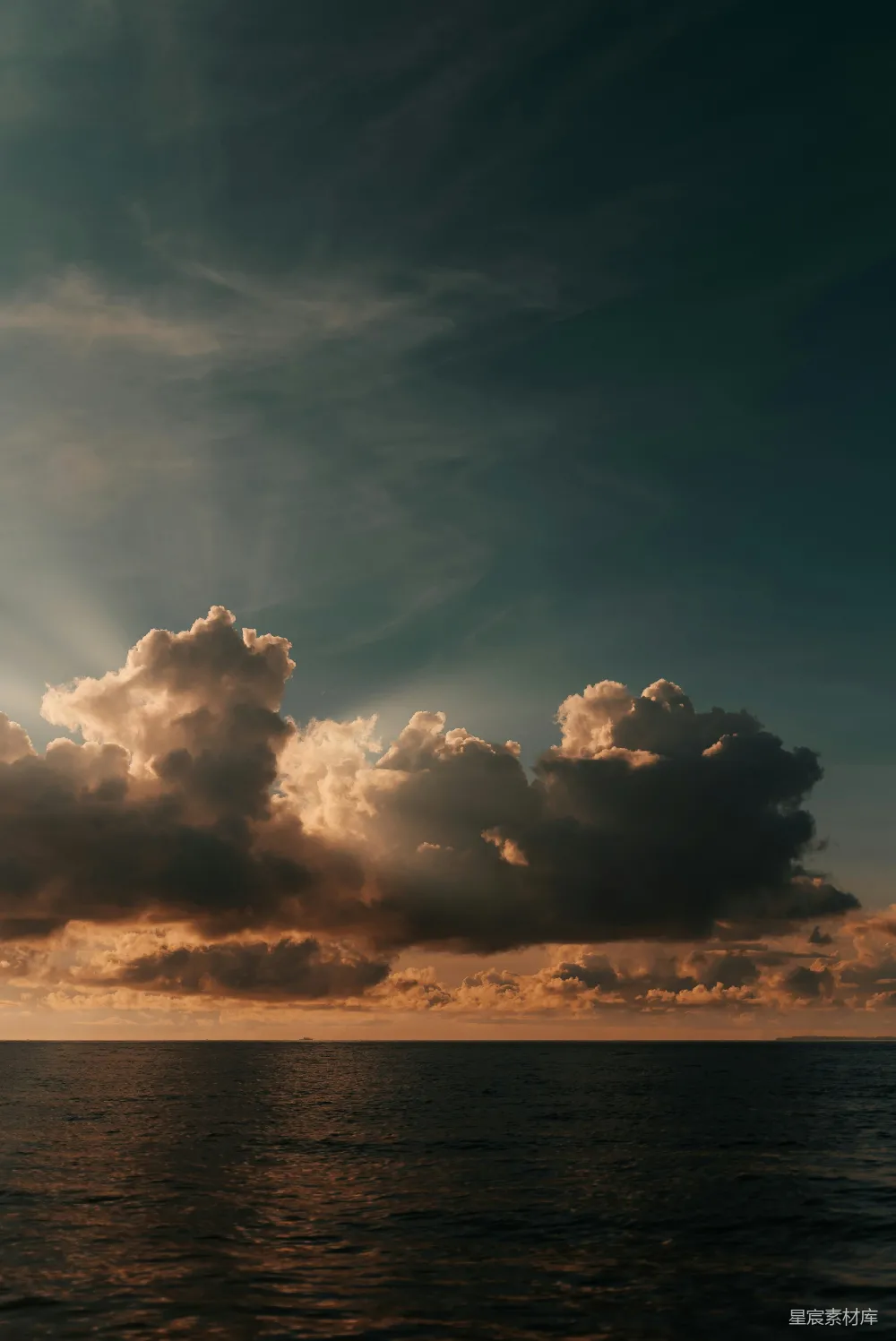 高清摄影 夕阳下的海面乌云密布