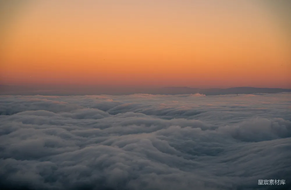 高清摄影 天空中的云彩正被夕阳染红