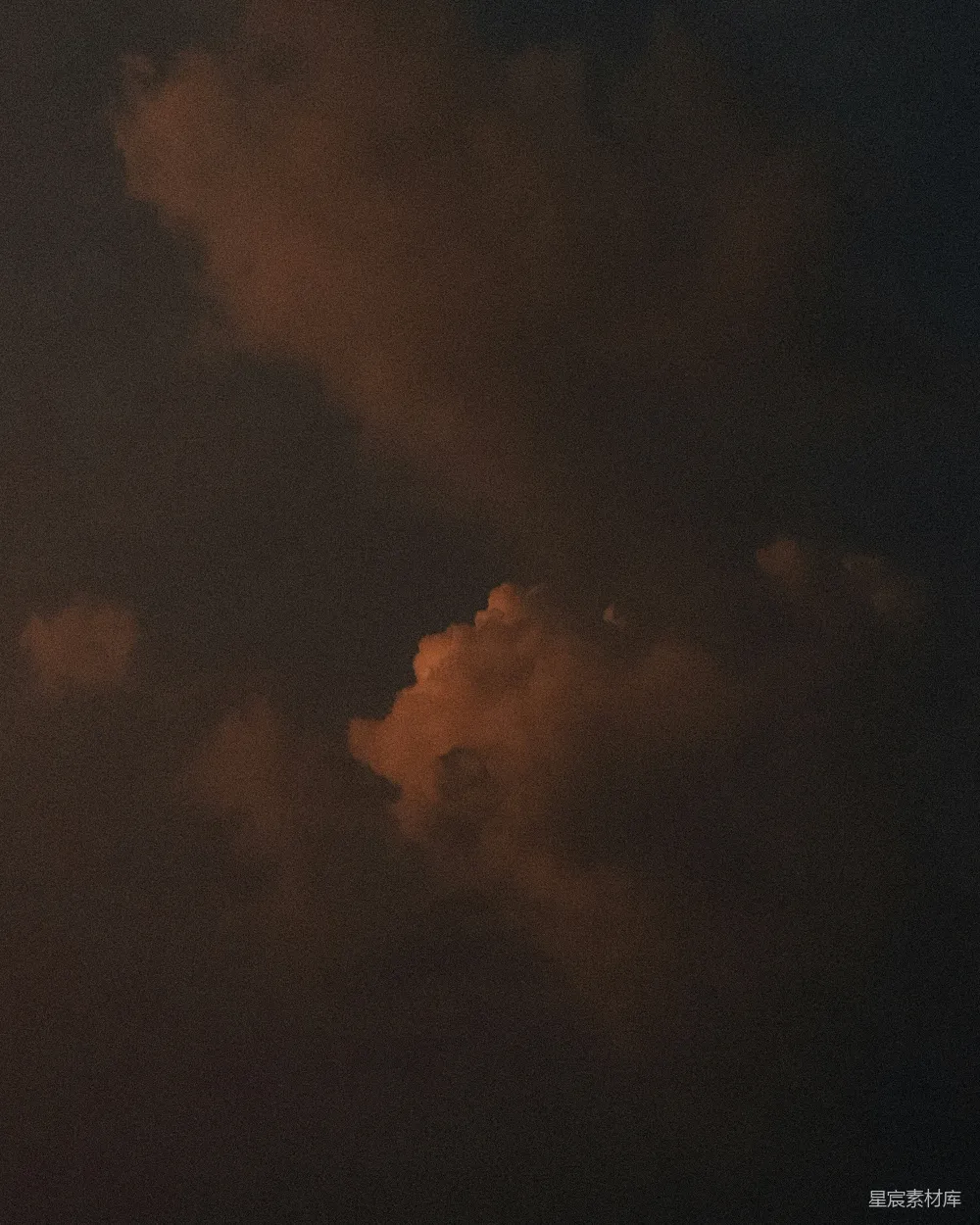 高清摄影 夜晚一架飞机穿过云层中的天空