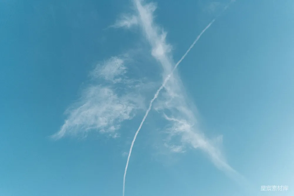 高清摄影 空中飞行的飞机在天空中留下一道尾迹。