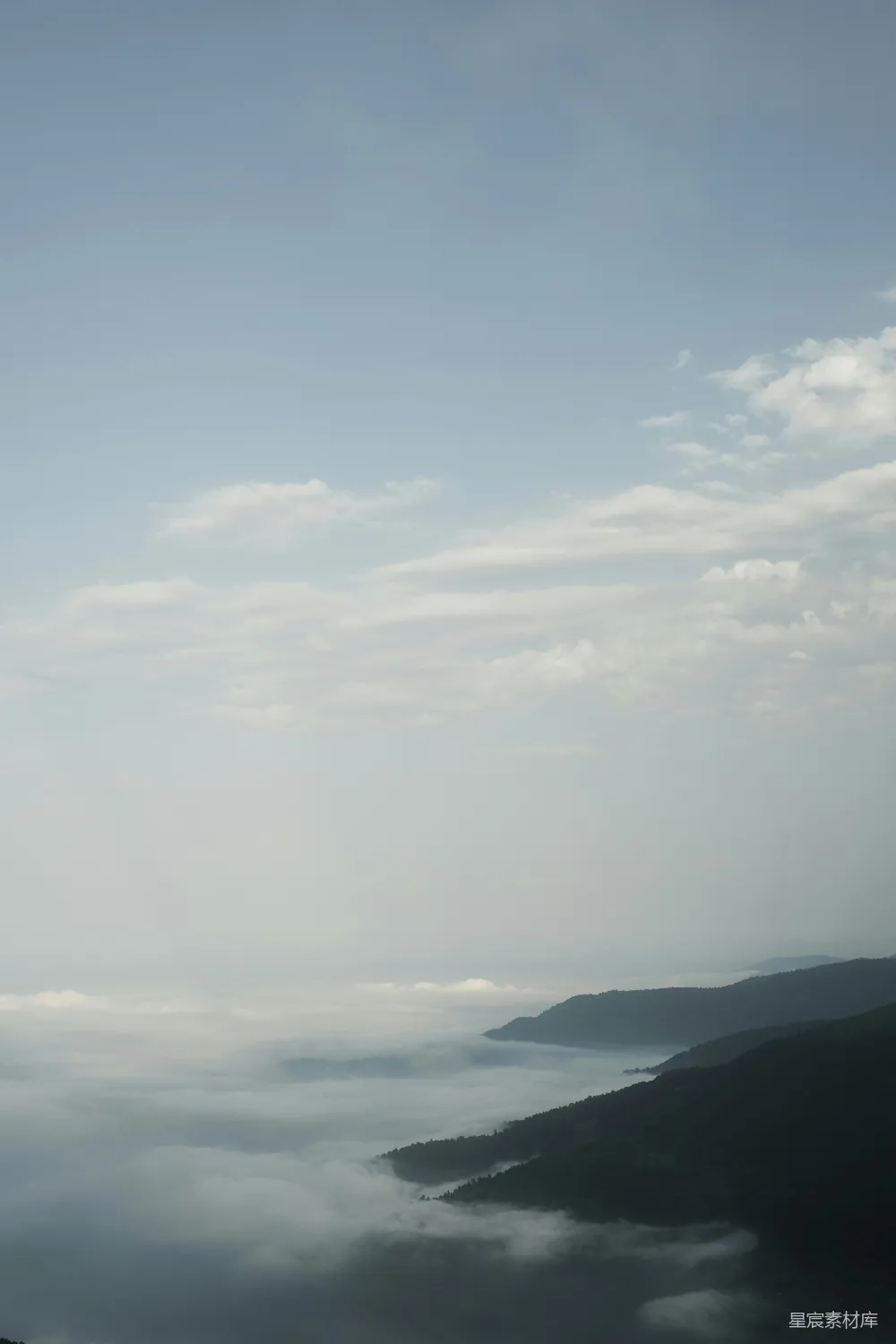 高清摄影 山顶上站立着一个人，背景是天空。