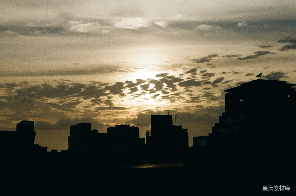 高清摄影 夕阳下云层间的建筑轮廓