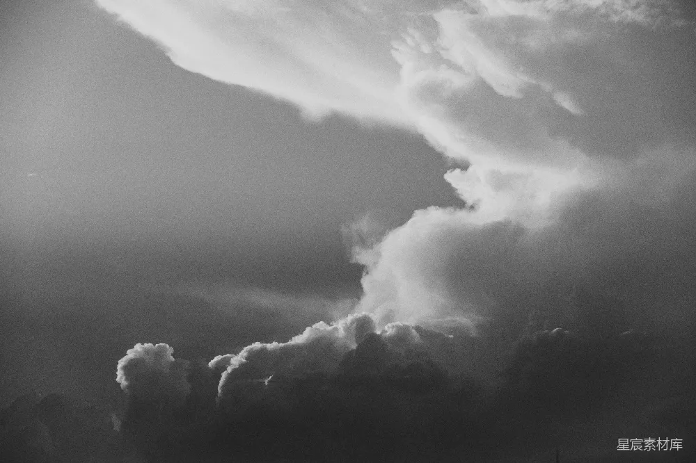 高清摄影 天空中乌云密布，景象 dramatic。