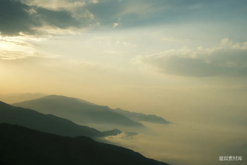 高清摄影 山中云雾缭绕的一景