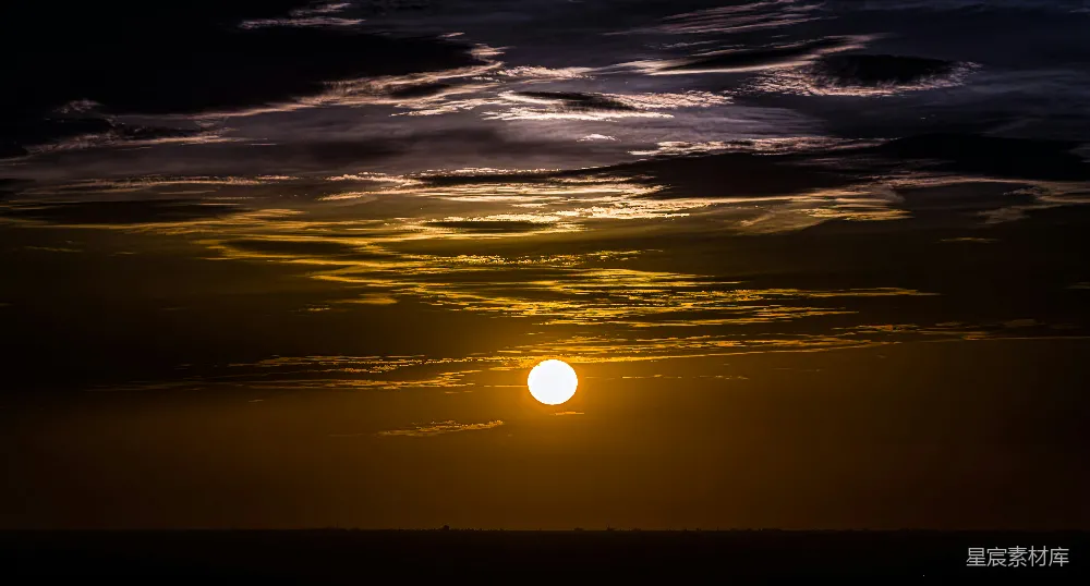 高清摄影 夕阳在汹涌云海背后缓缓沉落