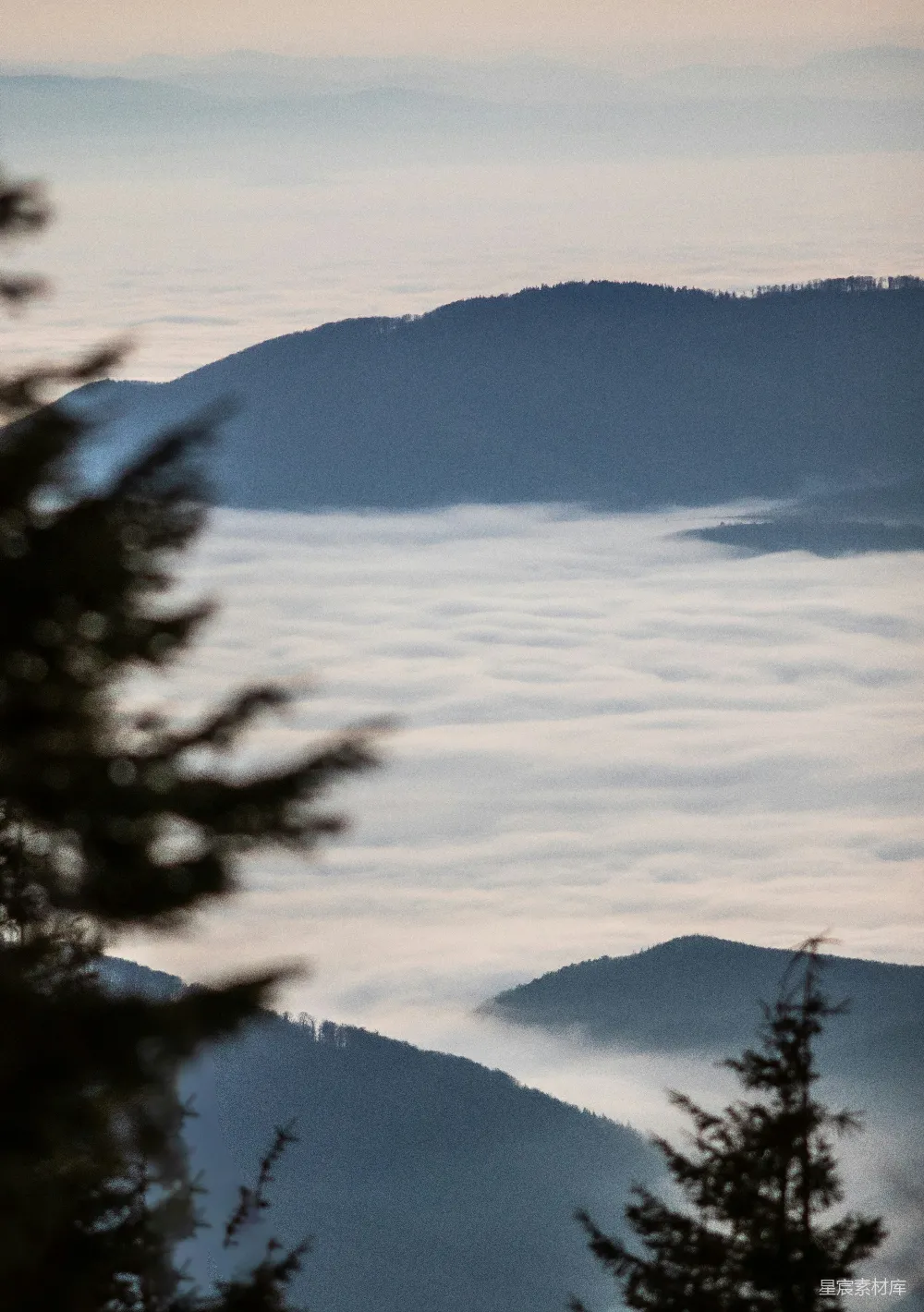 高清摄影 远处山峦与云彩的景色
