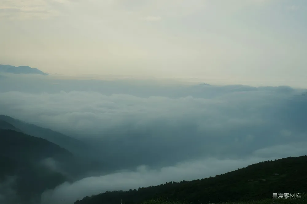 高清摄影 山间云雾缭绕的一景