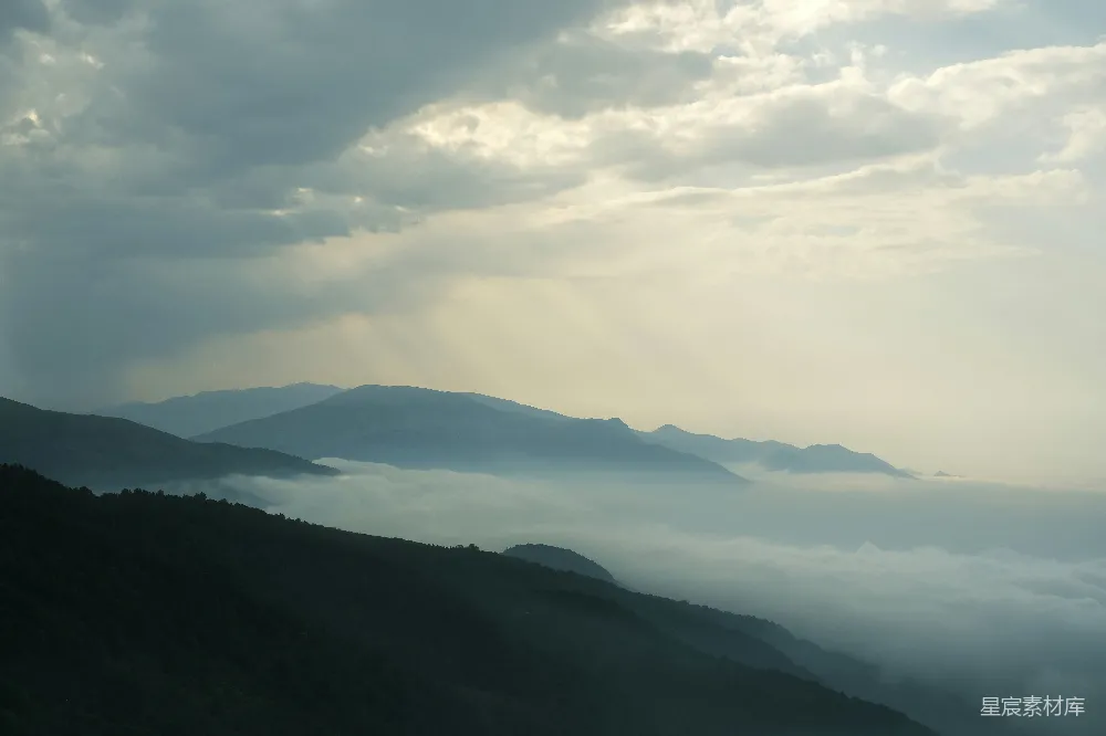 高清摄影 山中雾气弥漫的一景