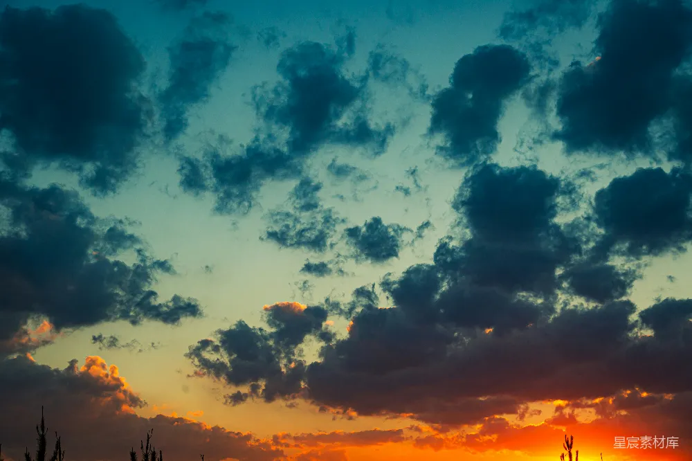 高清摄影 夕阳下的蓝橙相间的云彩天空