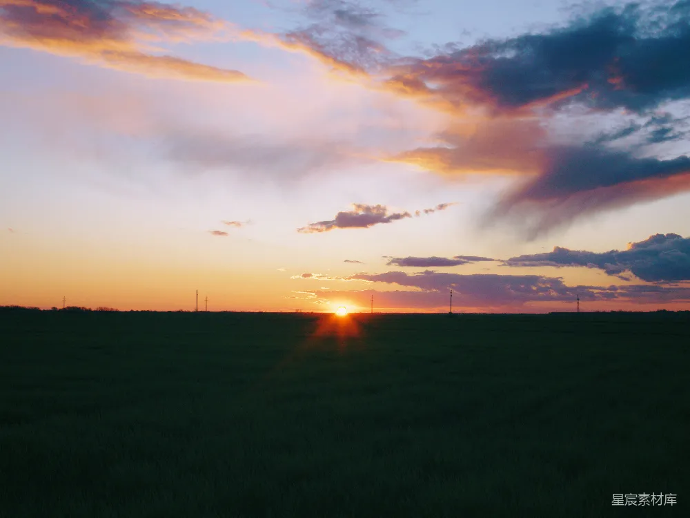 高清摄影 夕阳西下，草场一片金黄。