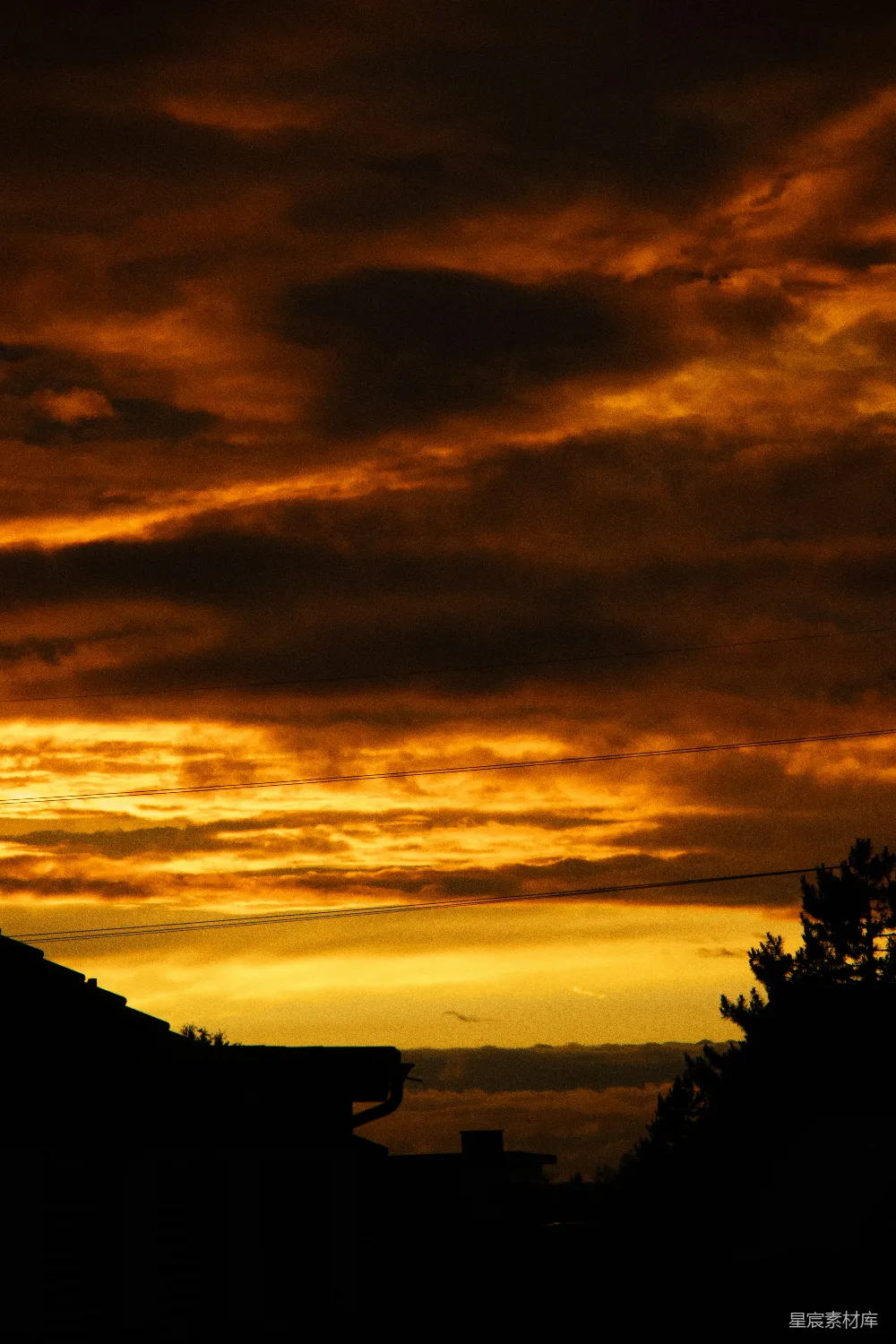 高清摄影 夕阳时天空非常阴暗且多云。