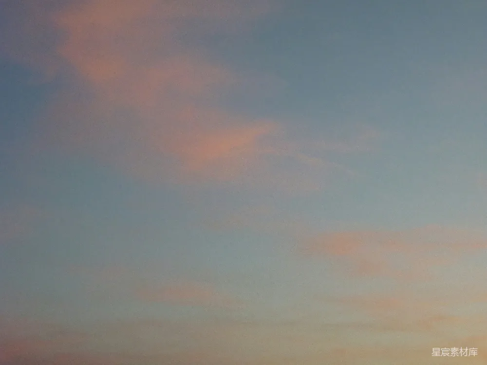 高清摄影 夕阳下蓝色天空中的粉色云彩