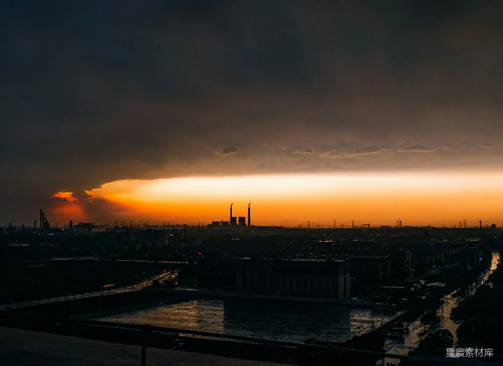 高清摄影 夕阳西下，一座城市和一片水域之间。
