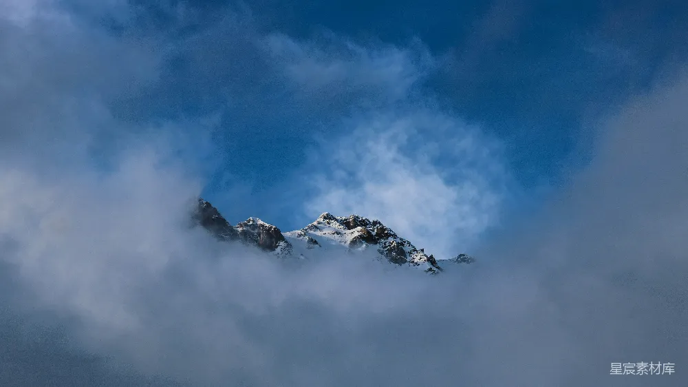 高清摄影 白天雪顶山被雾笼罩