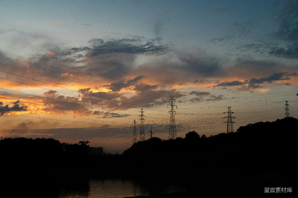 高清摄影 夕阳落下在一片水域之上