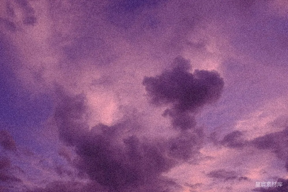 高清摄影 满天紫色的天空中飘着许多云朵