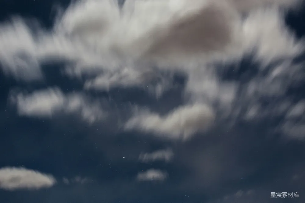 高清摄影 夜空满是云朵和星星