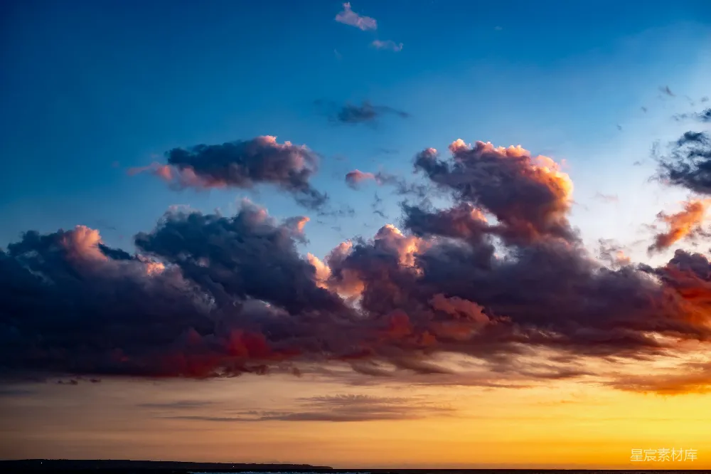 高清摄影 夕阳下的云和蓝天