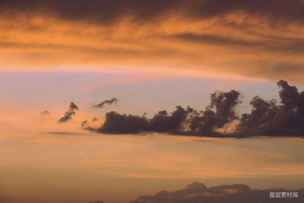 高清摄影 夕阳下飞翔在空中的飞机