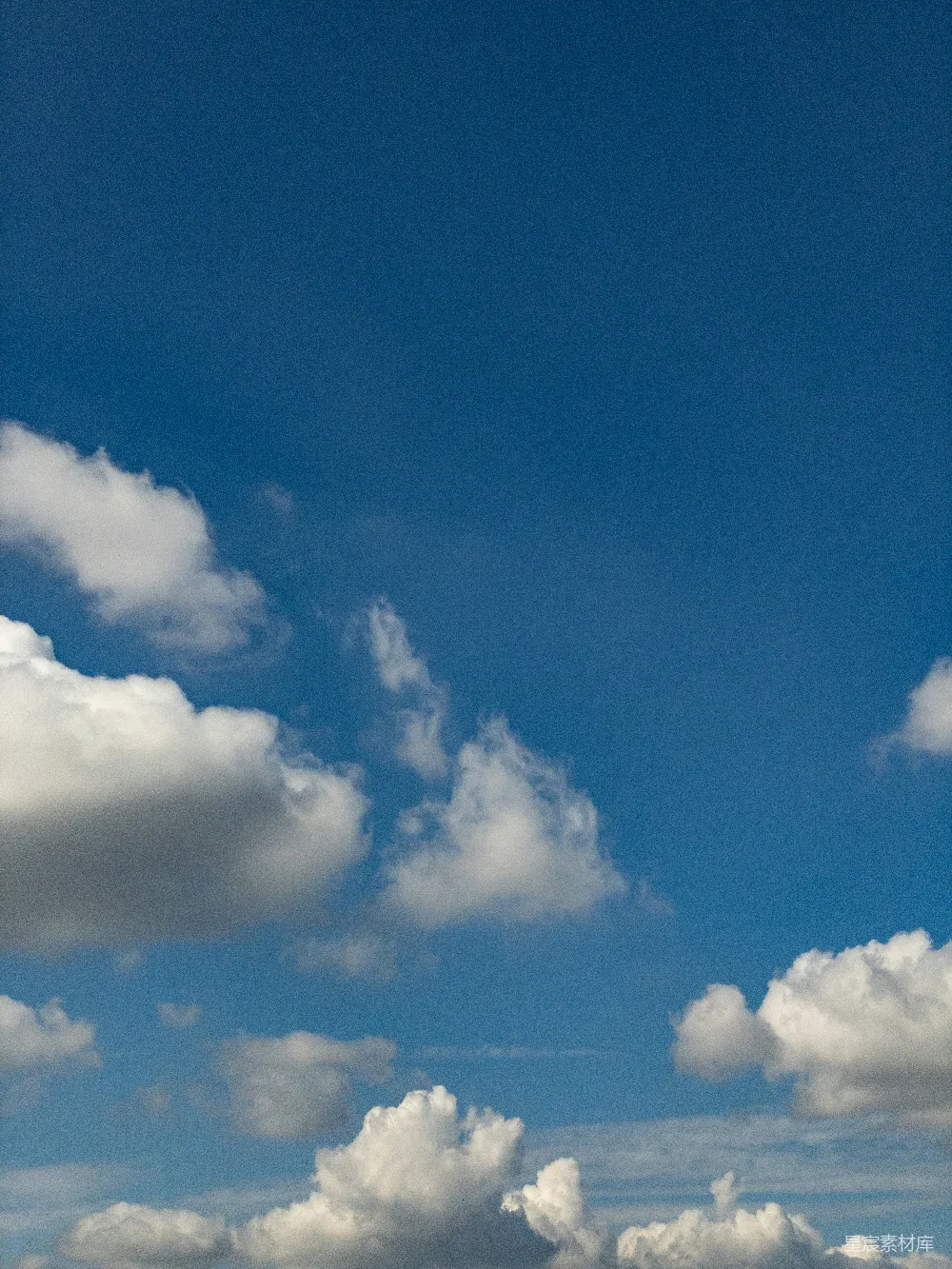 高清摄影 空中飞行的飞机，背景是云朵。