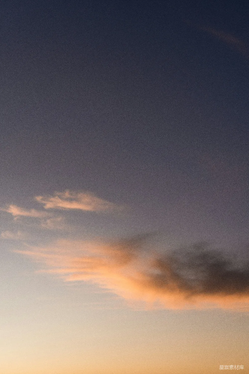 高清摄影 夕阳时的橙色和灰色云朵