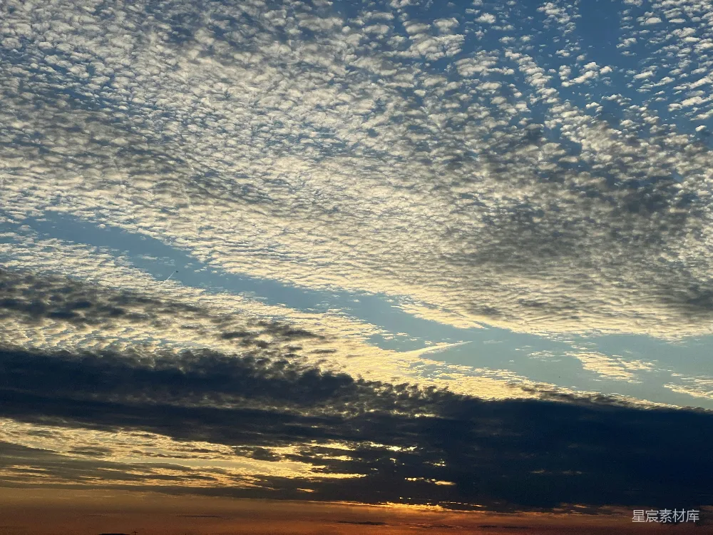 高清摄影 夕阳西下，天空中布满了云彩。