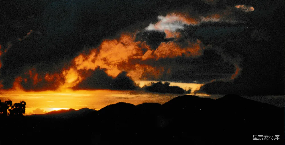 高清摄影 山和海洋间轮廓分明的山脉与夕阳交相辉映的壮观景色。