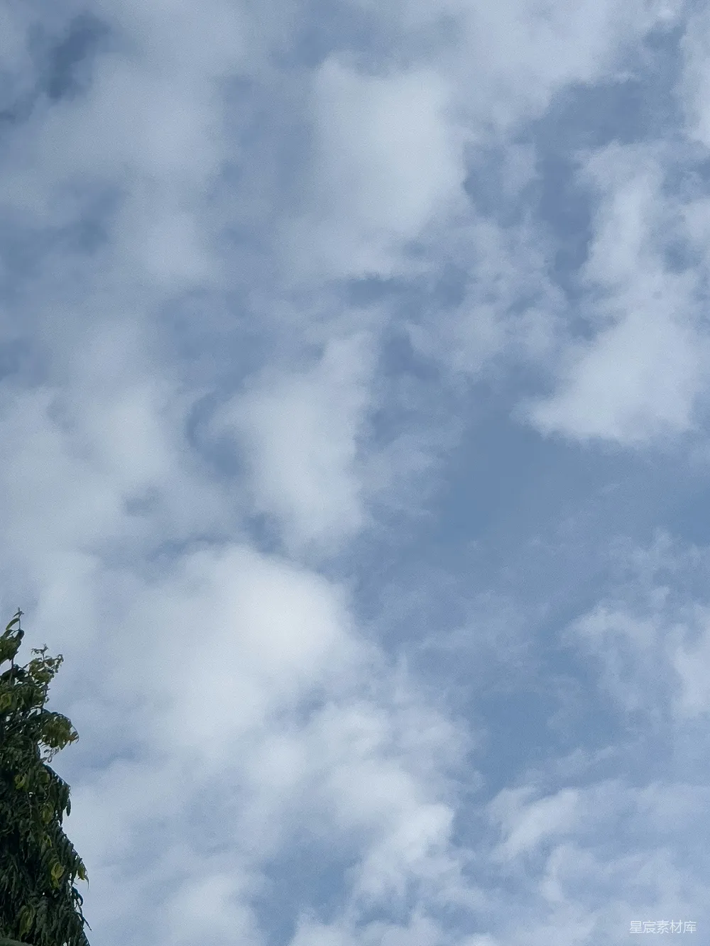 高清摄影 钟楼背景是一片阴云的天空