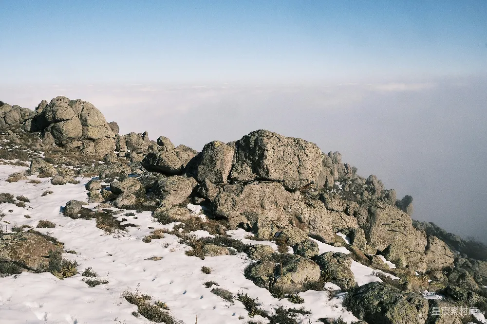 高清摄影 地面上覆盖着白雪的山峰