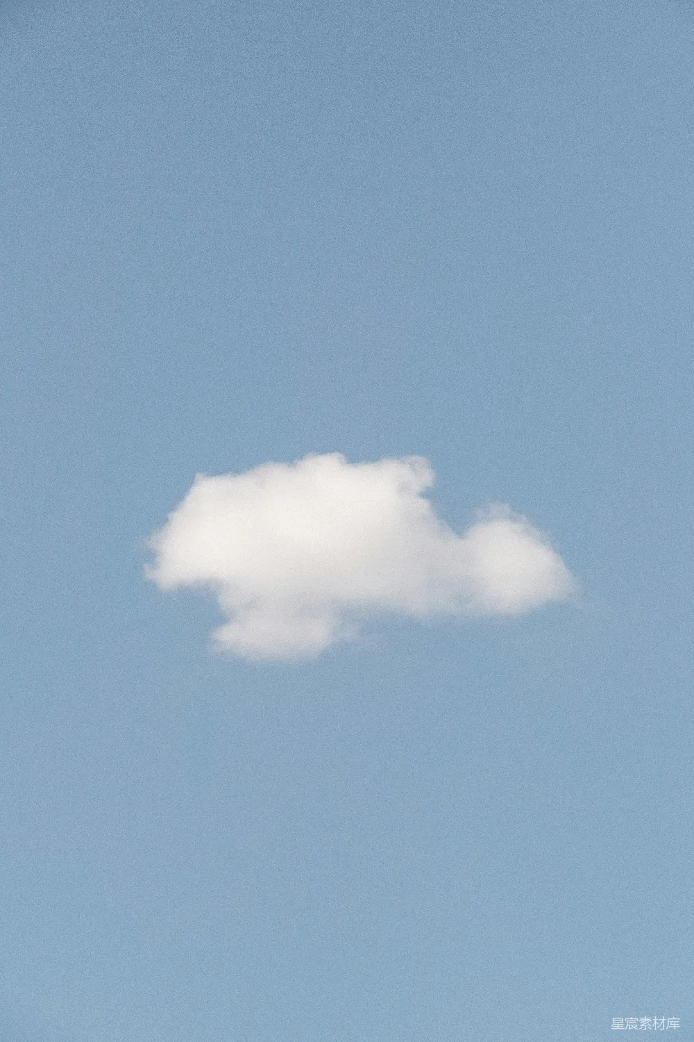 高清摄影 一朵白色的云在蔚蓝的天空中漂浮。