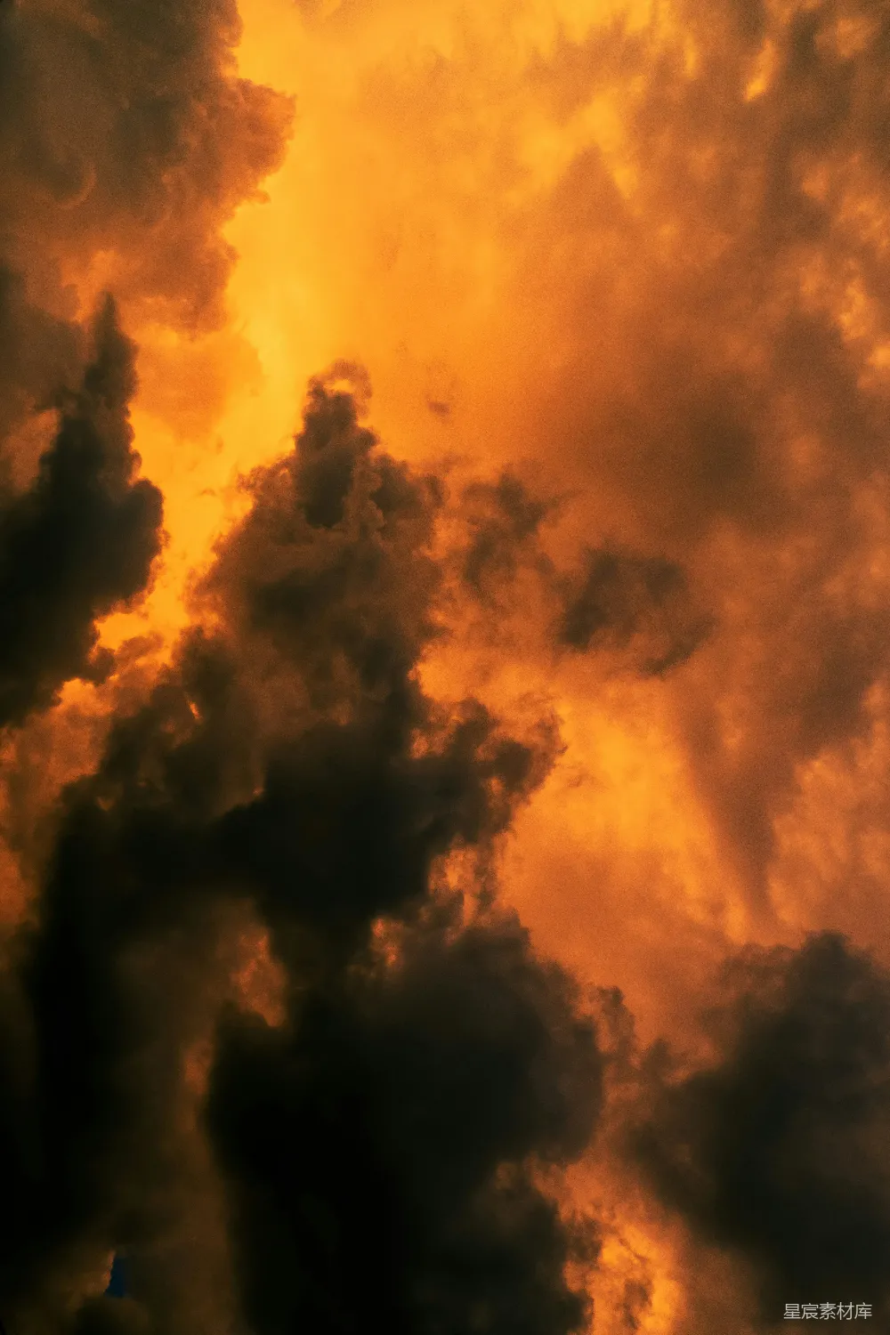高清摄影 夕阳时分橙色和黑色的云朵