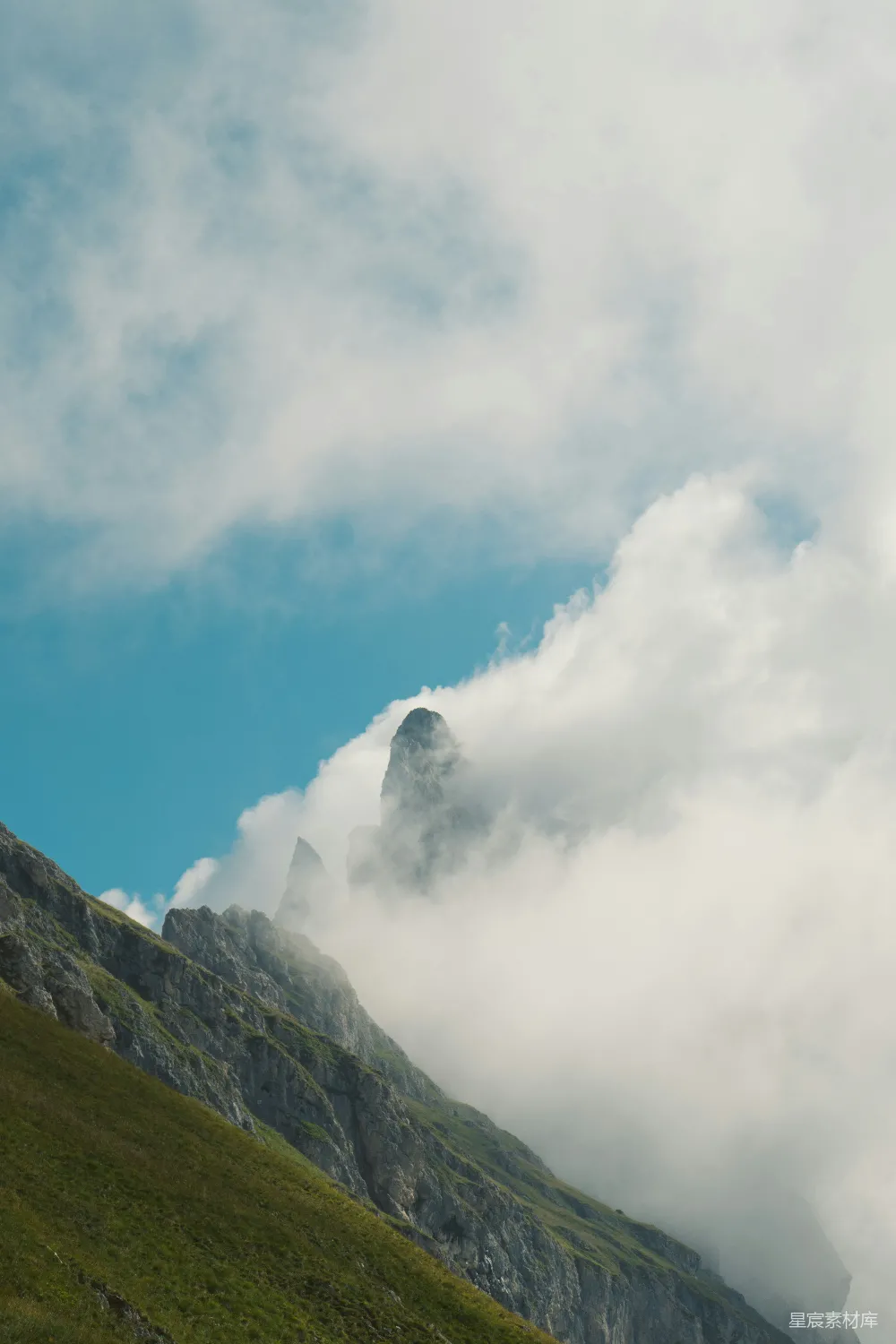 高清摄影 白雲下綠色山巒在白天