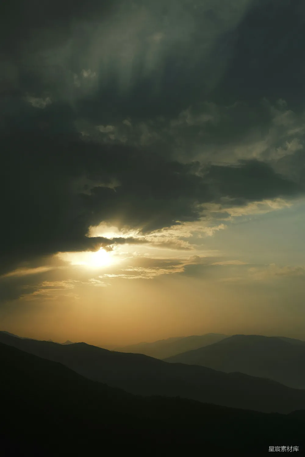 高清摄影 山峦之上夕阳西下