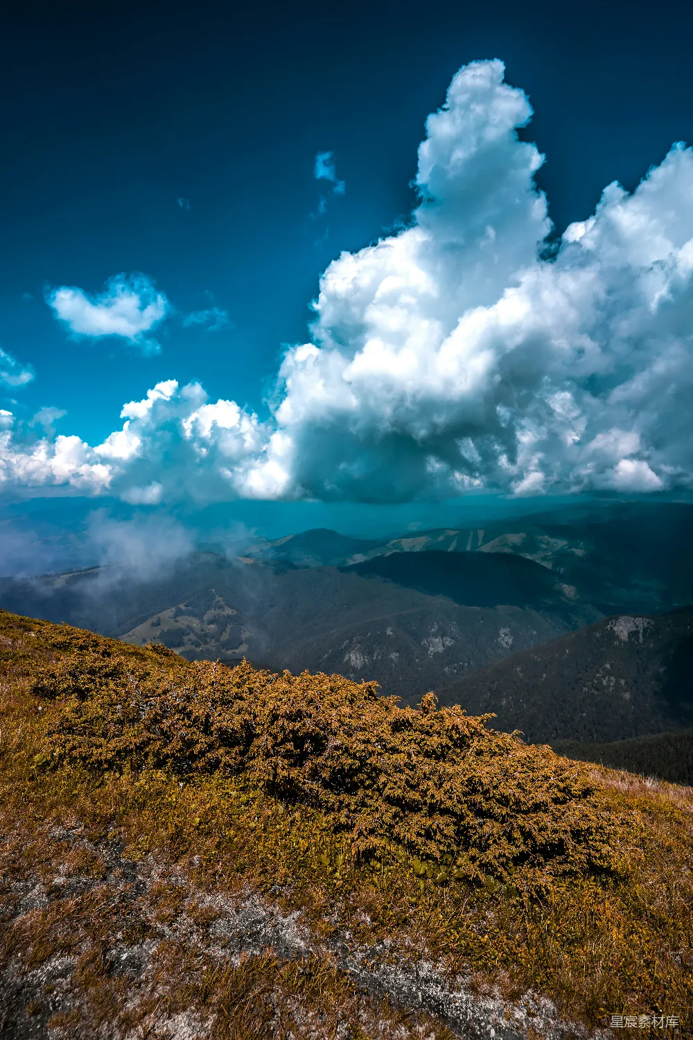 高清摄影 棕色山脉在白天白云蓝天的背景下