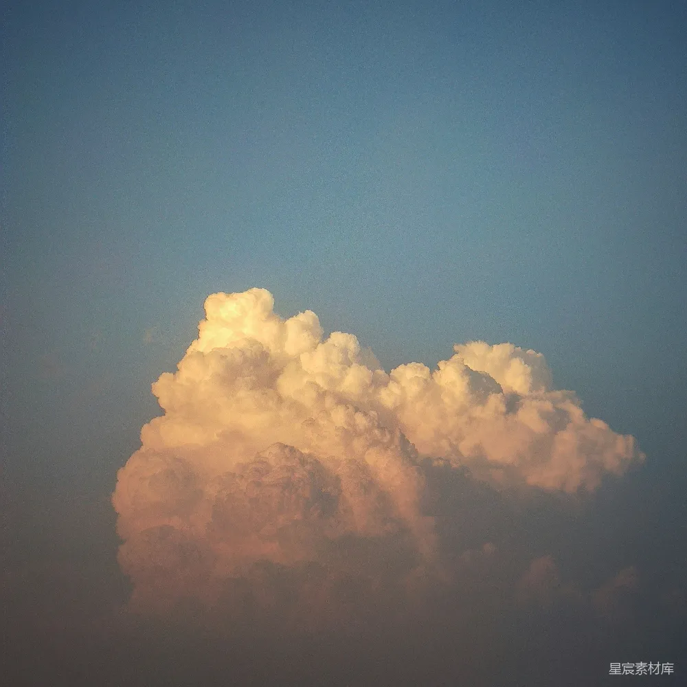 高清摄影 天空中一朵蓬松的云在发光。