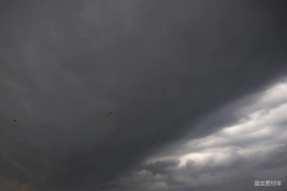 高清摄影 乌云密布的天空充满了黑暗和暴风雨般的云层。
