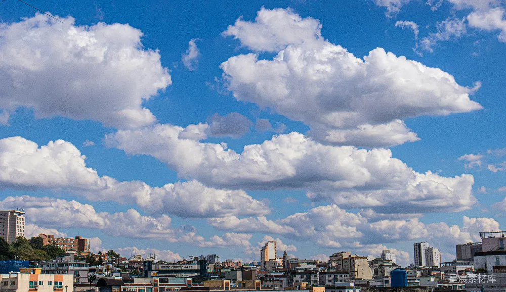 高清摄影 天空中有许多云的城市风景