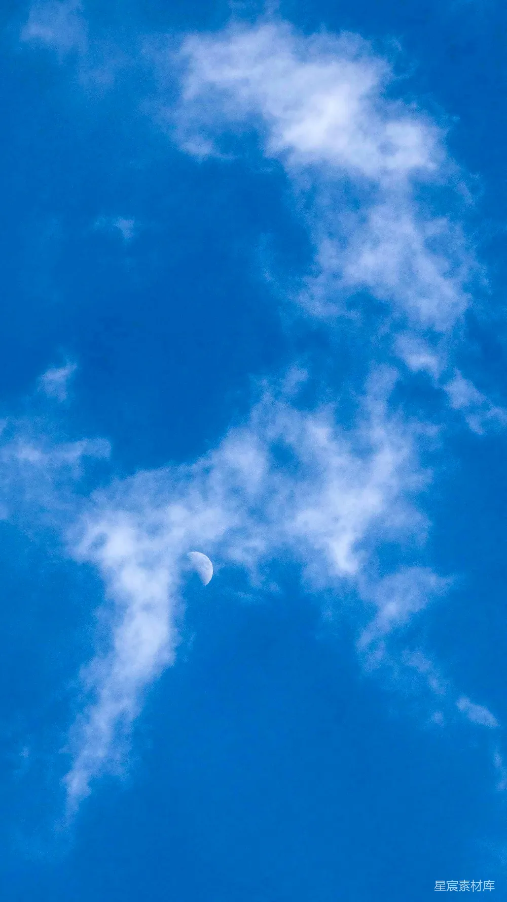高清摄影 一架飞机穿过蓝色的云层天空