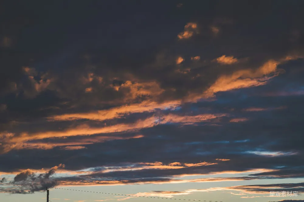 高清摄影 夕阳西下，天空布满了云彩。
