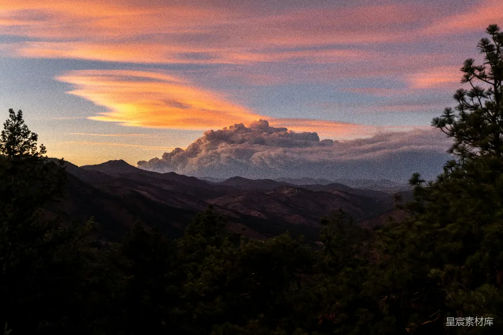高清摄影 山峦夕照景象，天空中云彩缭绕