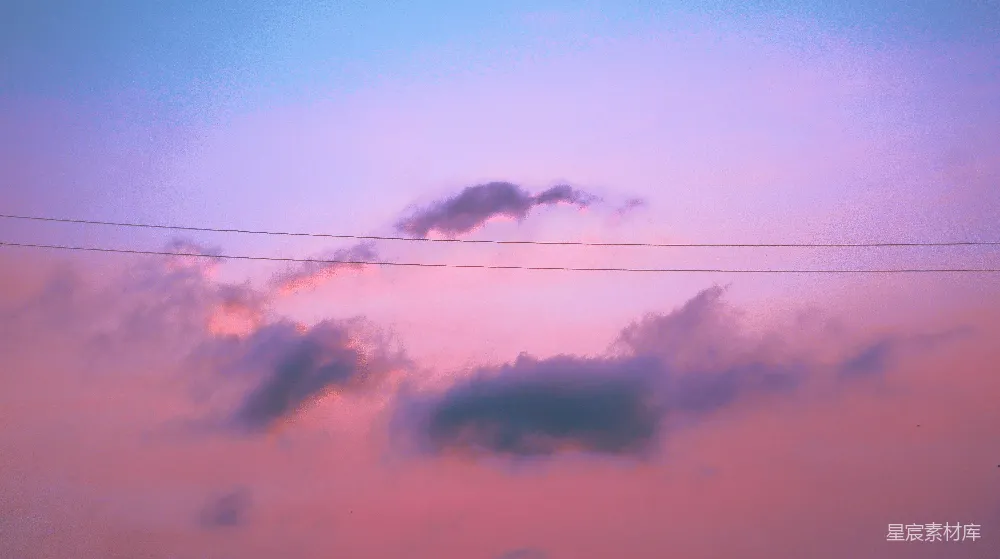 高清摄影 粉蓝相间的天空中云朵与电线交错