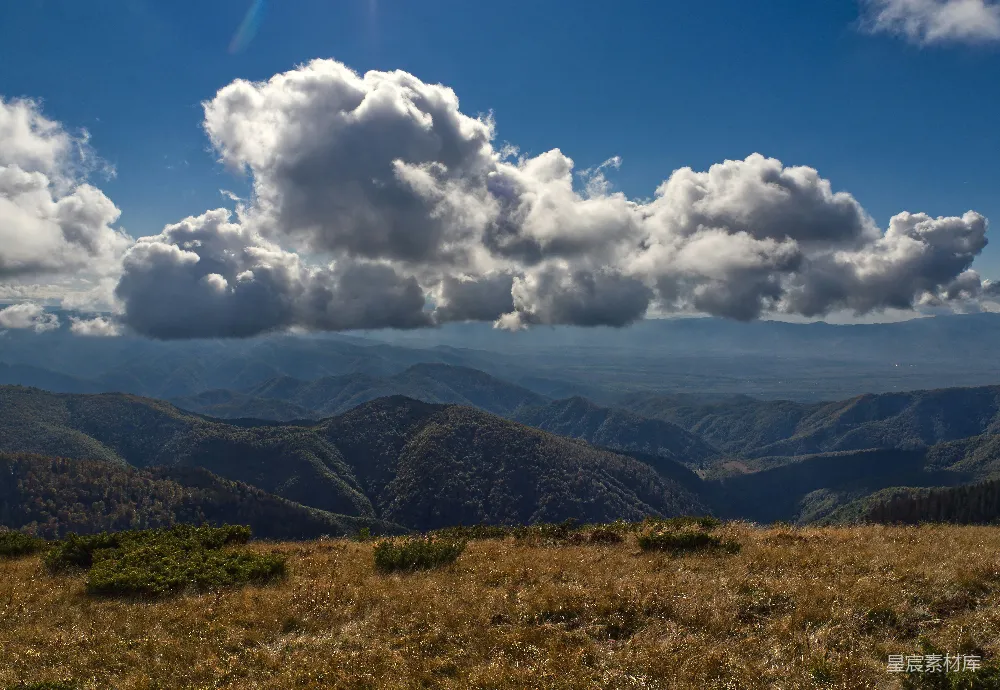 高清摄影 山峦间云雾缭绕的一景