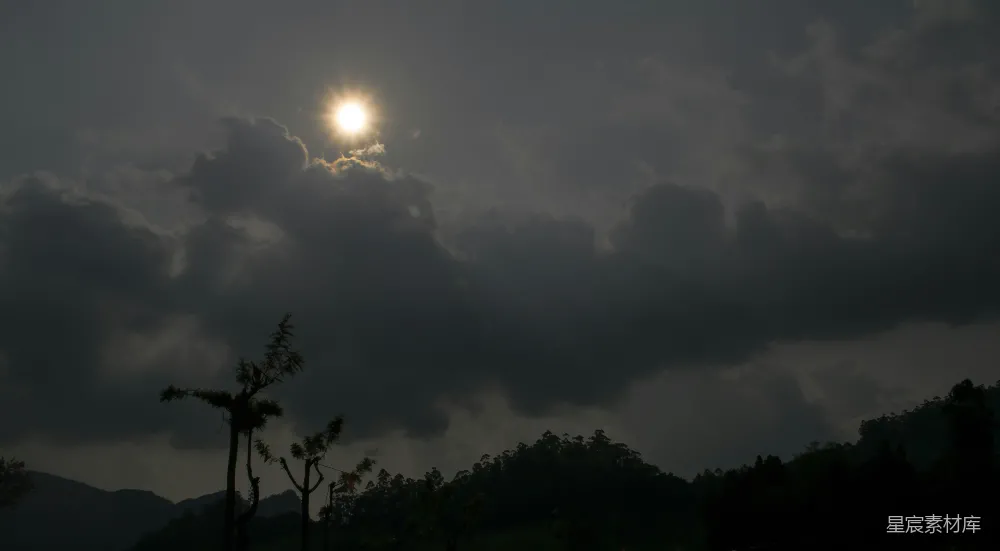 高清摄影 山间阳光透过云层